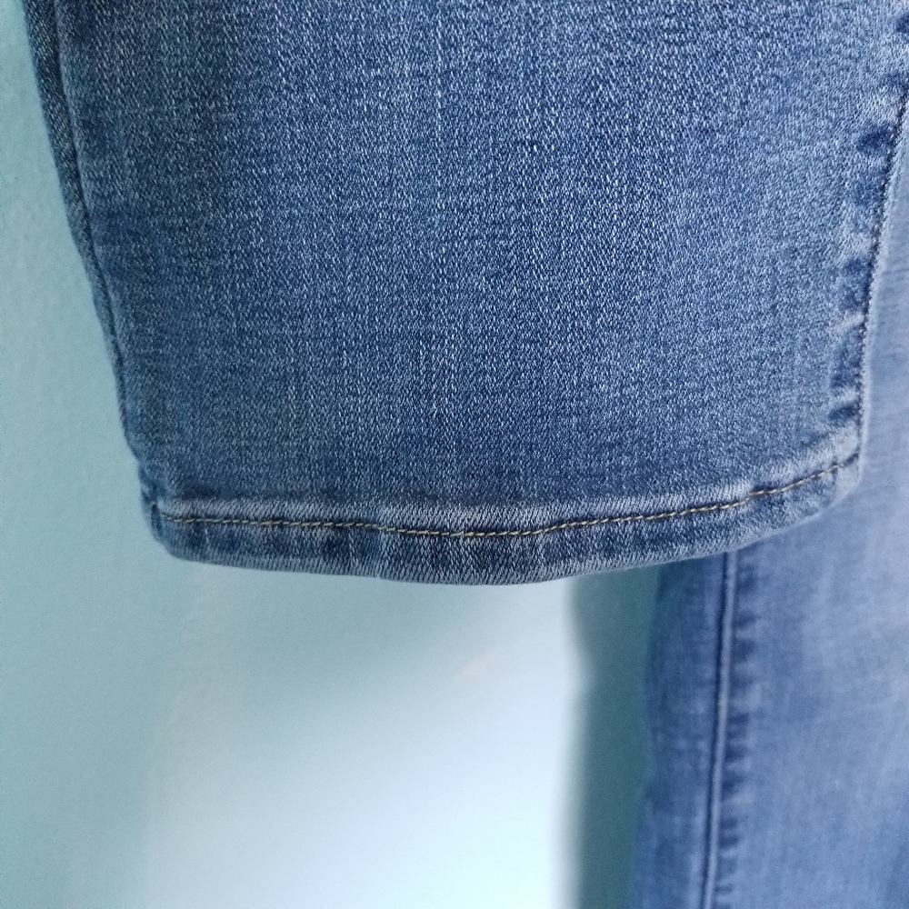 Levi's Mid Rise Skinny Jean - Picture 7 of 7